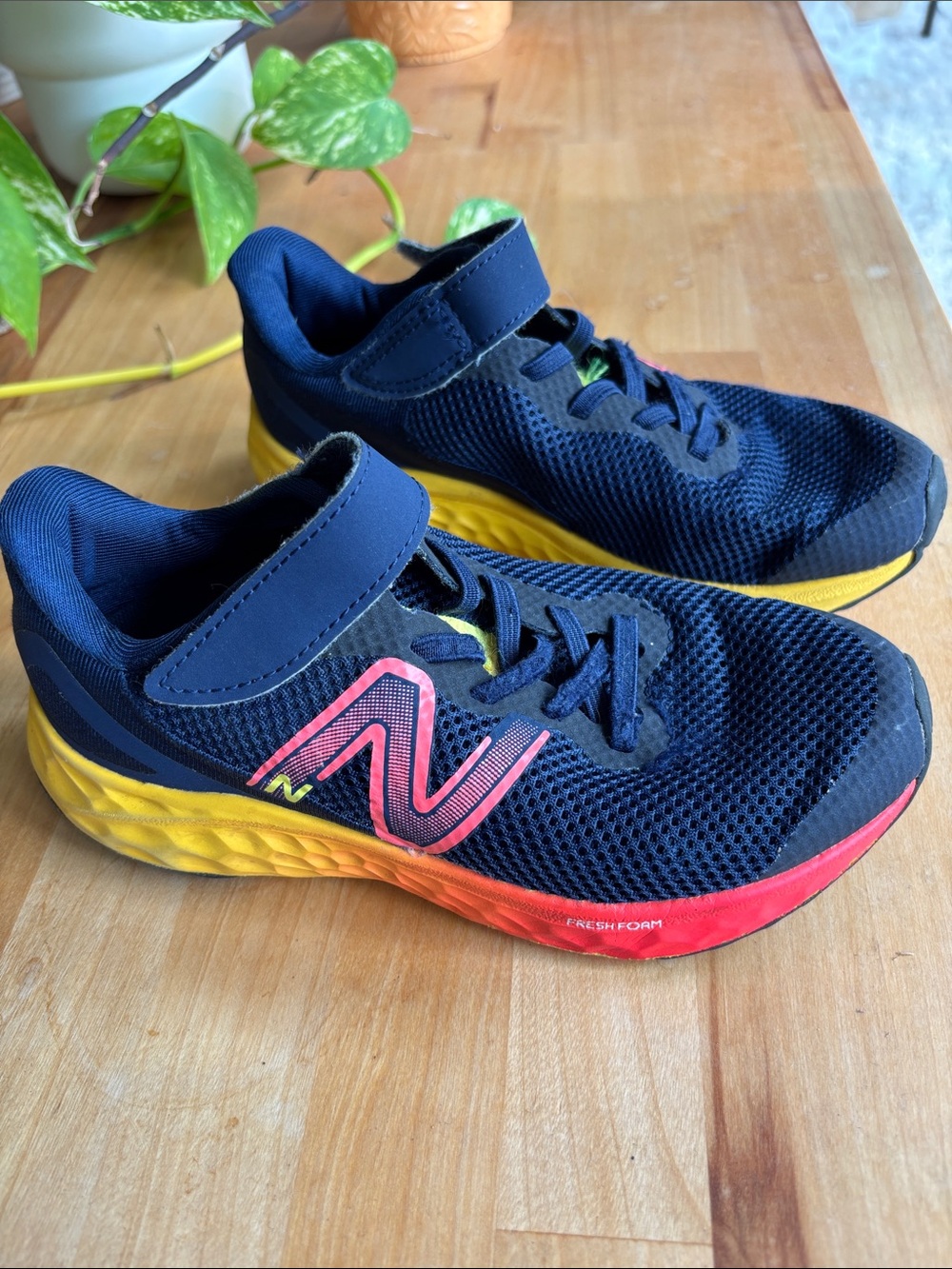 New Balance Fresh Foam Arishi v4 Boys Size 13 Team Navy Electric Red Sneakers